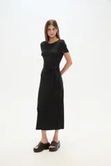 Vestido midi negro de viscosa, de corte ajustado, con cuello redondo y mangas cortas. Presenta un lazo decorativo en la cintura.