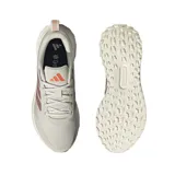 Championes Adidas Runfalcon 5 TR, color gris claro con detalles en rosa y suela blanca. Diseño resistente al agua y suela Adiwear con tacos para mayor agarre. Mediasuela con amortiguación Cloudfoam.