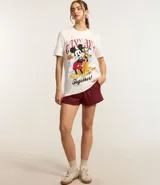 Remera blanca de algodón con cuello redondo y mangas cortas. Estampado frontal de Mickey Mouse y Pluto con la frase 'Always Together!'.