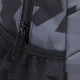 Mochila Caterpillar modelo Benson, color negro y gris, con estampado de camuflaje geométrico acolchado. Presenta un compartimento principal con bolsillo acolchado para laptop de 15.6", bolsillo frontal con organizador y bolsillos laterales de malla.