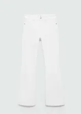 Pantalón de jean blanco, de tiro medio, corte acampanado y bajo deshilachado.