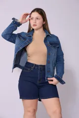 Campera de jean azul de lavado medio, con cuello tradicional, botones metálicos marrones, bolsillos superiores con tapa y puños abotonados.