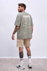 Remera blanca de corte holgado con pequeño estampado en el pecho.