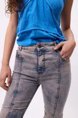 Pantalón jean oxford con recortes, de tiro alto y calce elastizado.