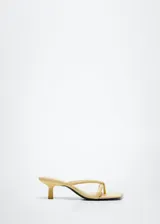 Sandalias color amarillo pastel con punta cuadrada, diseño destalonado y tiras finas. Tacón kitten de 5 cm.