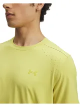 Remera deportiva Under Armour Launch Elite para hombre, color amarillo verdoso, de corte clásico, mangas cortas y cuello redondo. Confeccionada con tejido ligero y transpirable que absorbe la humedad y mantiene la frescura durante el ejercicio. Presenta perforaciones laterales para mayor ventilación y logo de la marca en el pecho.