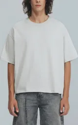 Remera gris de algodón, manga corta, cuello redondo y corte boxy fit.