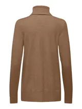 Sweater de punto color marrón claro, con cuello alto y mangas largas.