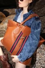 Parka de jean color azul con efecto desgastado, corte recto, cuello clásico, cierre frontal con botones, bolsillos laterales y en el pecho.