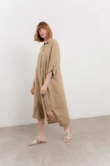 Vestido camisero midi color verde militar, de lino 100%, con silueta oversize, cuello camisero, mangas 3/4 con botón para ajustar y aberturas laterales.