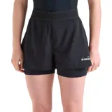 Short deportivo negro de running para mujer, modelo 2 en 1 con calza interna ajustada. Presenta cintura ancha elástica y logo de Diadora en material reflectante en la parte inferior del short exterior.