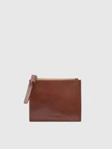 Monedero mediano de piel craquelada color marrón, con curtición vegetal. Tiene un compartimento con cierre de cremallera, tarjetero en la parte trasera y logo grabado.