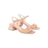 Sandalias de cuero color camel con estampado geométrico, taco cuadrado de 5 cm y tira fina con hebilla al tobillo.