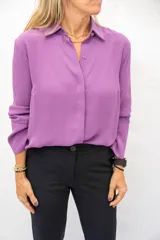 Camisa lila de crepe con cierre de botones forrados en la parte delantera y manga larga con puños abotonados.