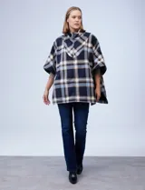 Poncho de tejido soft, marca Weatherproof, con estampado Príncipe de Gales en tonos marrón, beige, azul marino y rojo. Presenta cuello alto con cierre metálico dorado y bolsillos delanteros.