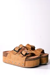 Sandalias de plataforma color camel con dos tiras anchas ajustables con hebillas metálicas plateadas y detalle de tachas plateadas.