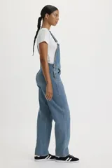 Jardinero de denim celeste con corte recto, bolsillos delanteros y traseros, y tirantes ajustables con hebillas metálicas.