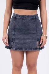 Minifalda de jean color gris oscuro con efecto lavado, corte ajustado, tiro alto y aberturas laterales.