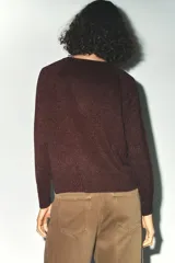 Jersey de punto color marrón con hilo metalizado, cuello redondo y manga larga.