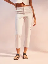 Pantalón color crema de corte recto, largo a la pantorrilla y confeccionado en lino.