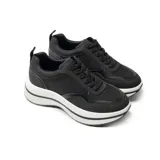 Zapatillas urbanas negras con plataforma blanca y cordones.