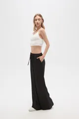 Pantalón ancho de poliéster y viscosa con estampado multicolor y calce alto.