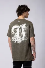 Remera negra con efecto gastado, corte holgado y estampa frontal con la frase 'Astral Energy' en blanco.