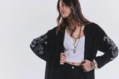 Kimono negro de lino con bordado de lentejuelas plateadas y doradas en mangas y espalda.