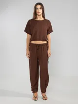 Top corto color crudo de lino tencel, con mangas cortas y lazo ajustable en el ruedo.