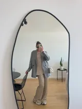 Remerón de viscosa con estampado a rayas horizontales blancas y negras, de corte holgado y mangas cortas.