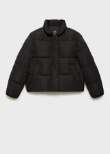 Campera puffer negra con cuello de piel sintética removible, cierre frontal con cremallera y botones a presión, bolsillos laterales con ribete, mangas largas con puños elásticos, diseño crop, acolchado, oversize y forro interior.