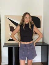 Short de jean color violeta con tiro medio y corte semi baggy.