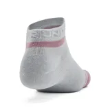 Medias deportivas Under Armour Essential Low Cut, color blanco con logo bordado en color lila.