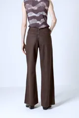 Pantalón de jean marrón con estampado de piel de serpiente, corte wide leg y tiro alto.