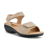 Sandalia casual negra con taco bajo corrido, tira ancha sobre el empeine con ajuste de velcro y tira trasera con hebilla.