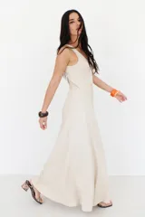 Vestido largo color crema, de corte suelto y breteles finos.