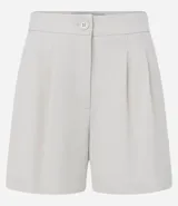 Short gris de sastrería con pliegues delanteros, trabillas en la cintura, bolsillos laterales tipo cuchillo y bolsillos embutidos en la parte trasera.