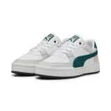 Zapatilla baja color blanco con detalles en verde y gris, de diseño moderno y casual.