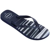 Ojotas Havaianas Top Basic con plantilla a rayas en tonos azul y blanco, y tiras azul marino con logo de la marca.