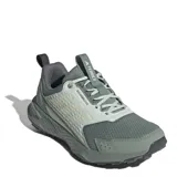 Championes de trail running Adidas Terrex Tracefinder 2 W, color gris con detalles en verde y blanco.