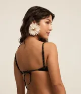 Bikini top con estampa de palmeras, modelo media taza con breteles ajustables, aro y lazo en la espalda. Confeccionado en microfibra.