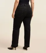 Pantalón de jean negro de corte recto, tiro medio, con elastano para mayor comodidad. Presenta terminación deshilachada en el ruedo.