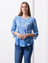 Blusa de modal estampada, marca Ruby Rd., con mangas 3/4 con aplique de crochet y terminación amplia.