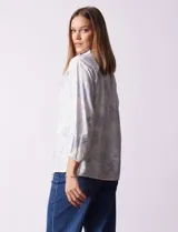 Blusa de algodón estampado, marca Hester & Orchard. Cuello con solapa, escote en V y manga 3/4.