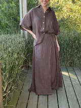 Falda larga marrón de lino con cintura elastizada y lazo lateral.