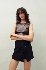Short pollera blanco de algodón con cruce delantero y lazo ajustable.