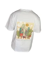 Remera blanca de algodón con mangas cortas y cuello redondo. Estampado pequeño en el pecho con un diseño abstracto en tonos naranja y rojo.