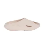 Sandalias tipo slipper cerradas en la parte delantera con abertura en la punta, color negro con plantilla color beige claro. Presentan un diseño ergonómico con textura acanalada en la parte superior y suela con relieve.