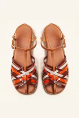 Sandalia de cuero trenzado multicolor, con diseño artesanal y cierre lateral con hebilla.