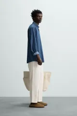 Pantalón verde oscuro de algodón con textura, corte recto, cintura elástica ajustable con cordón, bolsillos laterales y traseros de vivo.